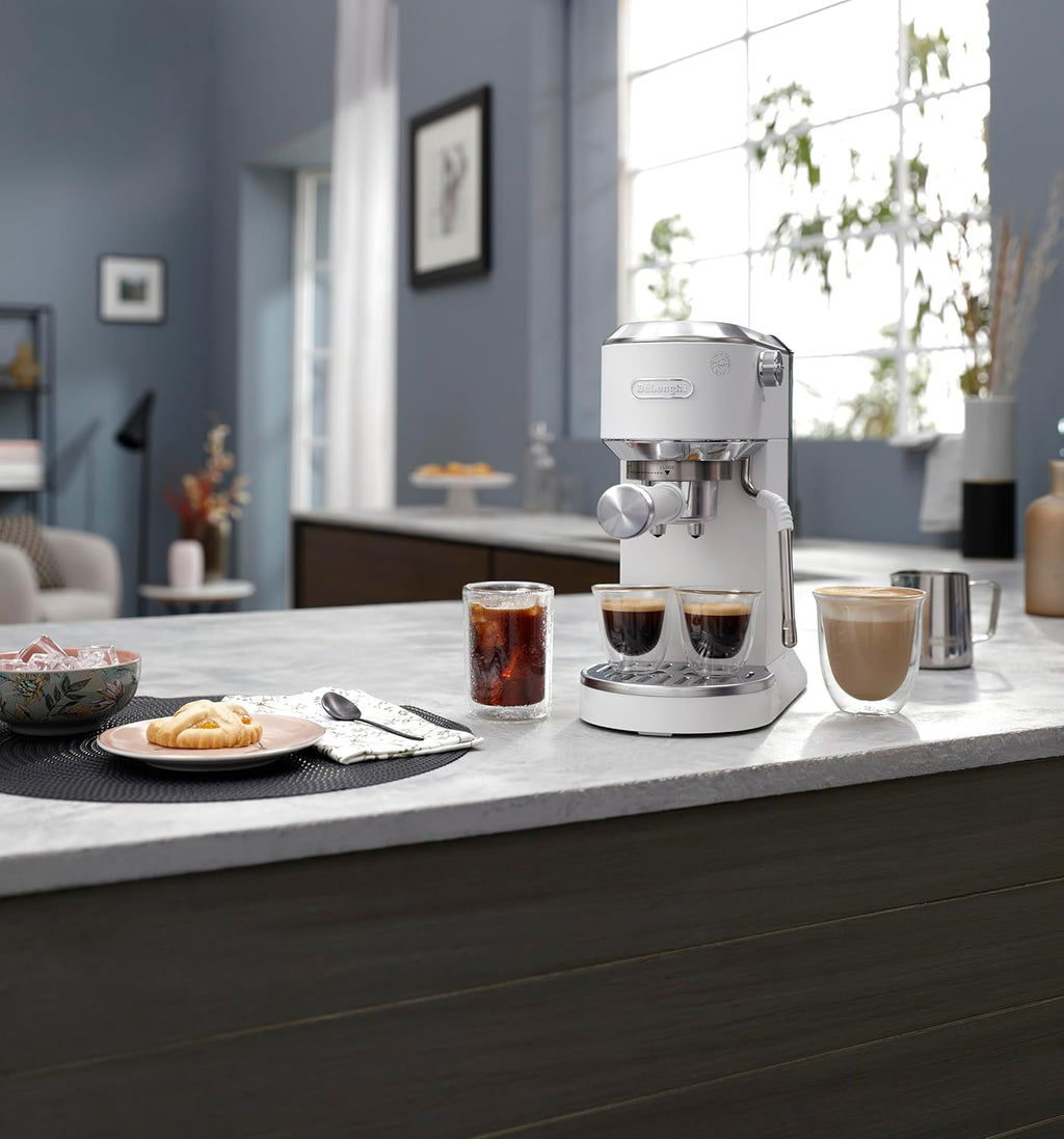 De'Longhi Dedica – Cafetera de Bomba de Acero Inoxidable para Café Molido o Monodosis, Espresso y Capuchino, Depósito de 1.3 Litros, Sistema Antigoteo, Modelo EC685.M, Color Metal