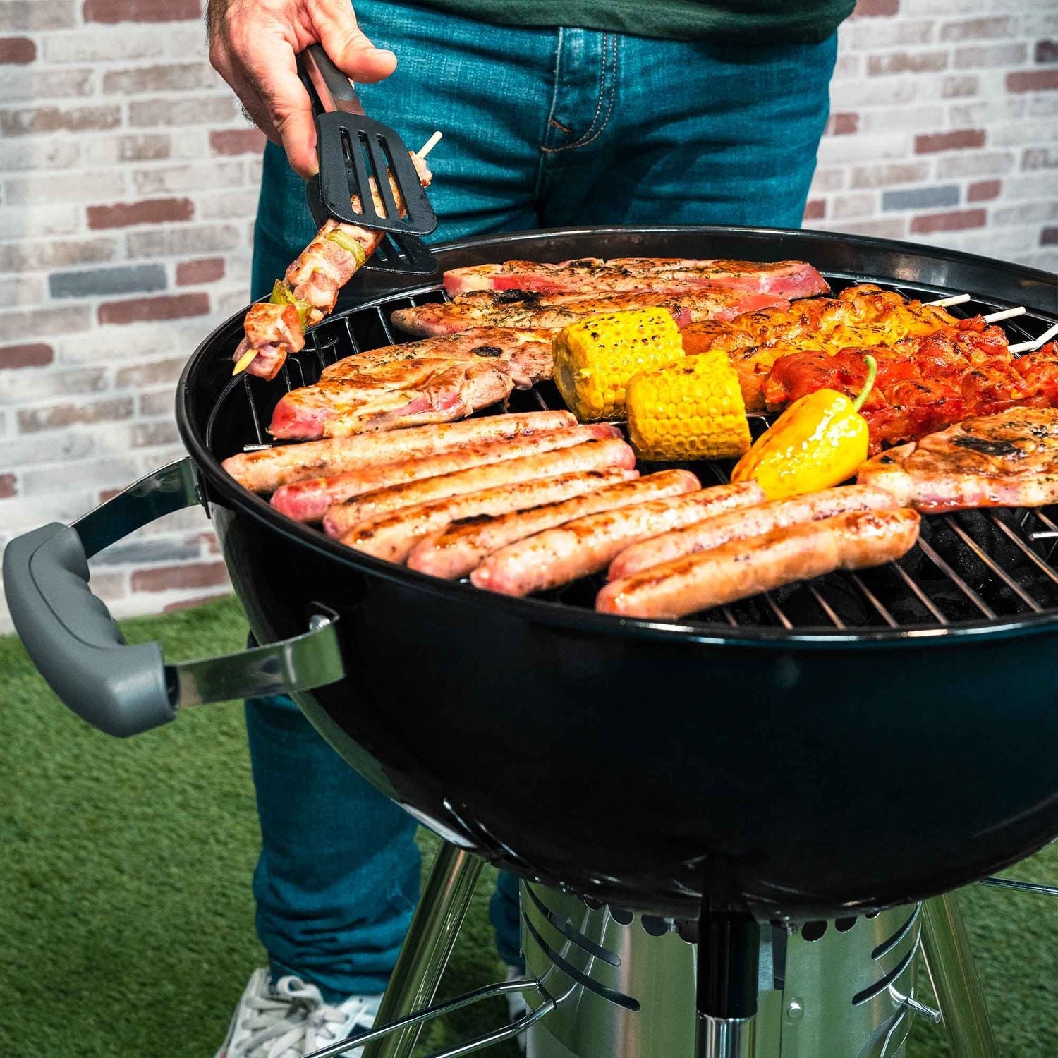 Barbacoa De Carbón Portátil Con Ruedas Kekai Yellowstone 58x47x100 Cm Redonda Con Tapa Y Encendedor Esmaltado En Negro
