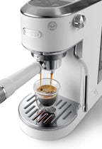 De'Longhi Dedica – Cafetera de Bomba de Acero Inoxidable para Café Molido o Monodosis, Espresso y Capuchino, Depósito de 1.3 Litros, Sistema Antigoteo, Modelo EC685.M, Color Metal